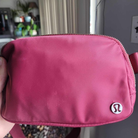 Lululemon Everywhere Belt Bag - Picture 4 of 4